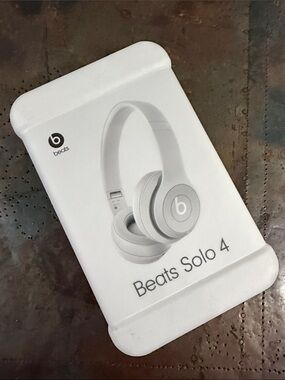 Beats by Dre Solo 4 Wireless Headphones - Matte Gray